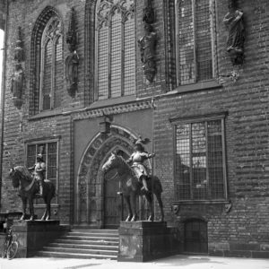 Sculptures of knights at the entrance of Bremen city hall, Germany 1930s. Sculptures of knights at the entrance of Bremen city hall, Germany 1930s.